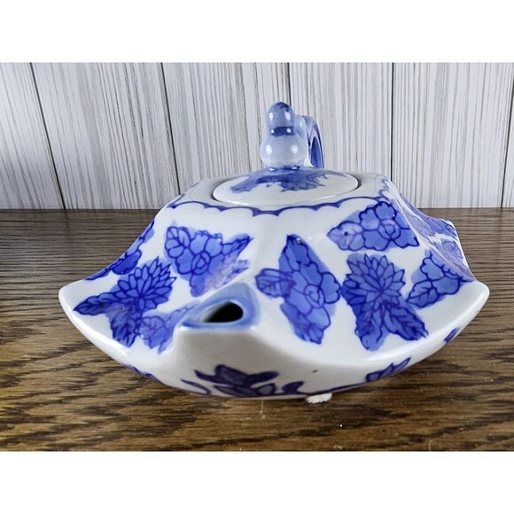 Vintage Cobalt Blue and White Mini Porcelain Teapot from the Bombay Co. - Picture 4 of 7